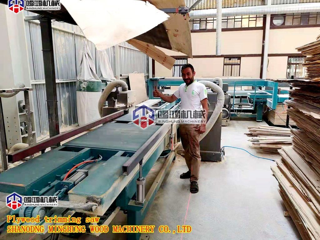 Máquina de processamento de compensado para corte de bordas e serra