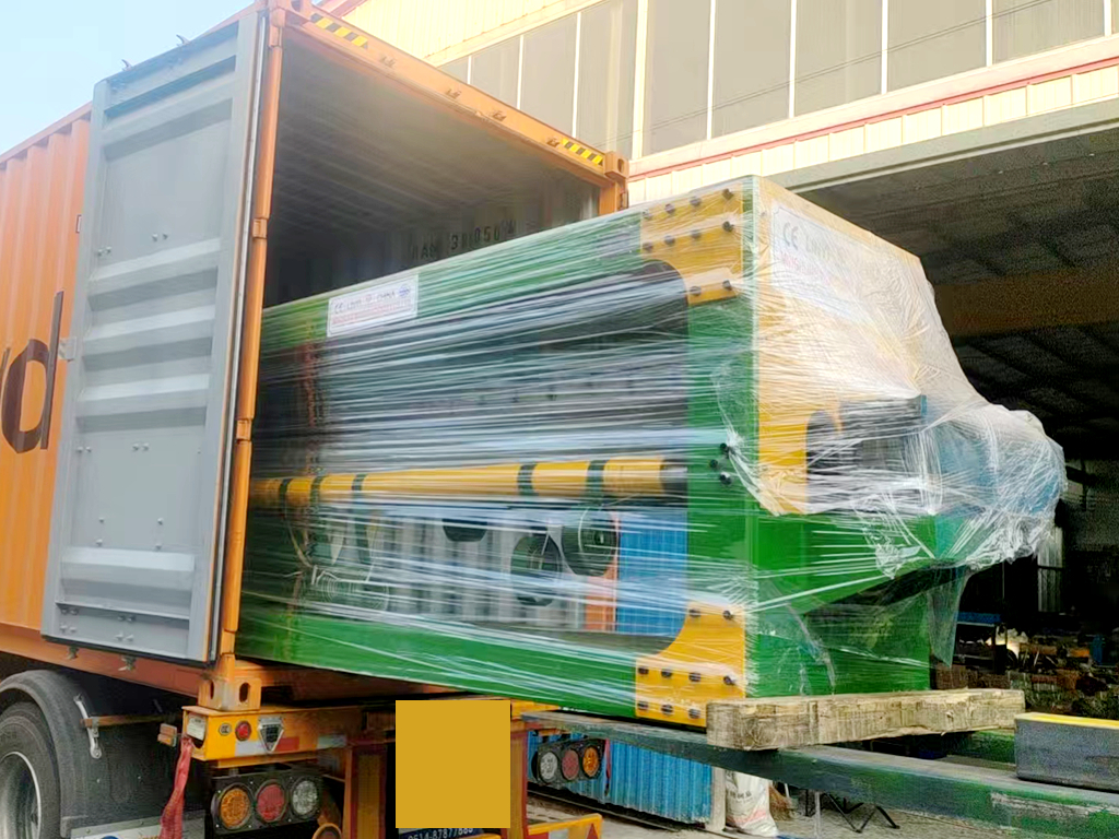 entrega de m&aacute;quina de descascar folheado