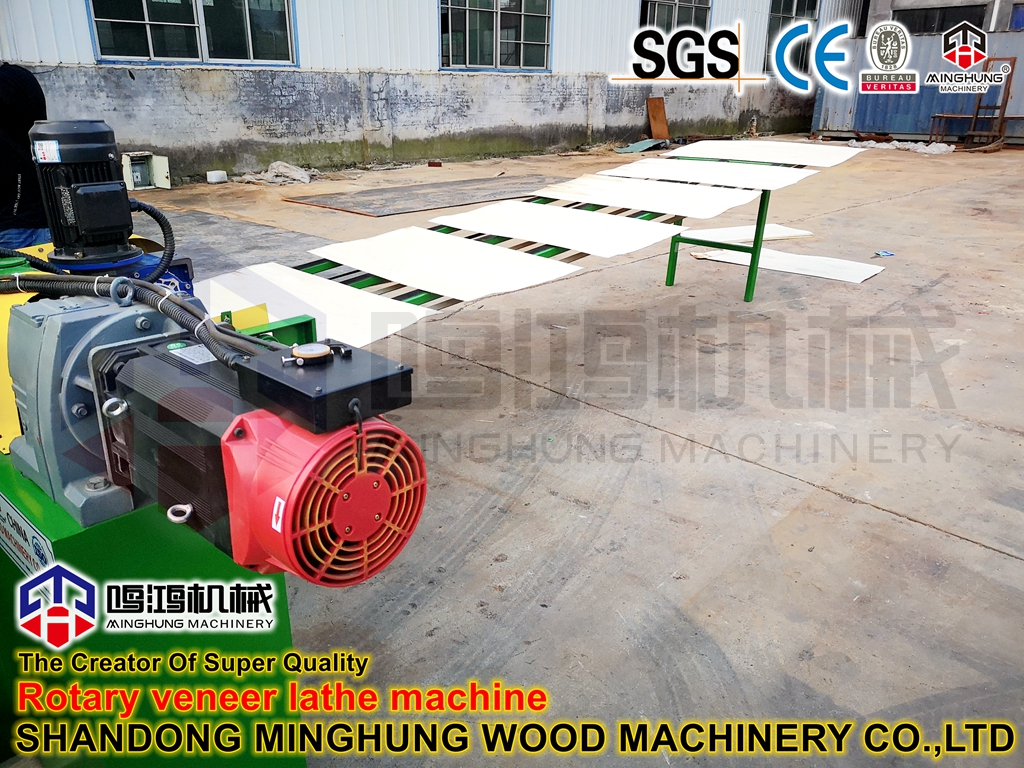 A máquina de descascamento de folheado sem fuso usa um servo motor para alimentação, e o servo motor é controlado por um servo inversor para controlar a operação da máquina com alta precisão, máquina rotativa de descascamento de folheado