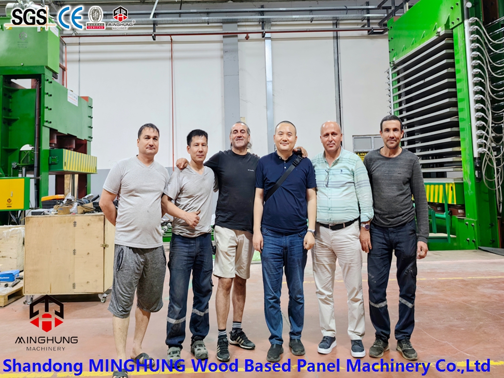 MINGHUNG Visitando a f&aacute;brica do cliente